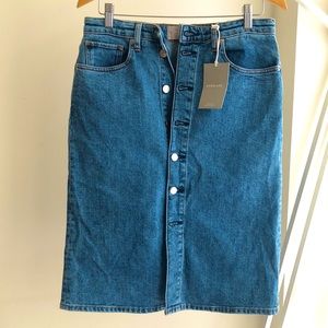 Adorable, flattering Everlane denim pencil skirt
